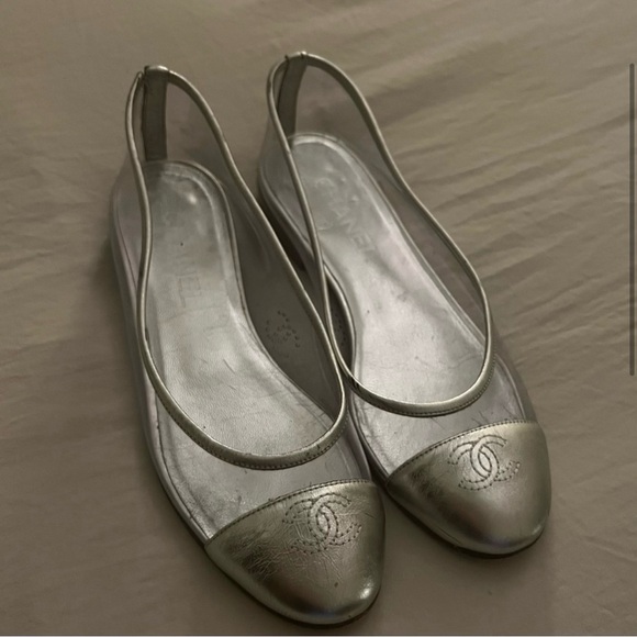 CHANEL METALLIC LEATHER AND VINYL BALLET FLATS - Picture 4 of 5